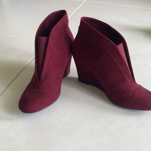 Chinese laundry maroon wedges